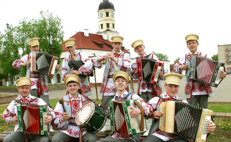 Молодые музыканты с белорусскими народными инструментами