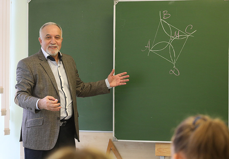 Maths teacher at Vitebsk Gymnasium No. 8 Mikhail Volkov