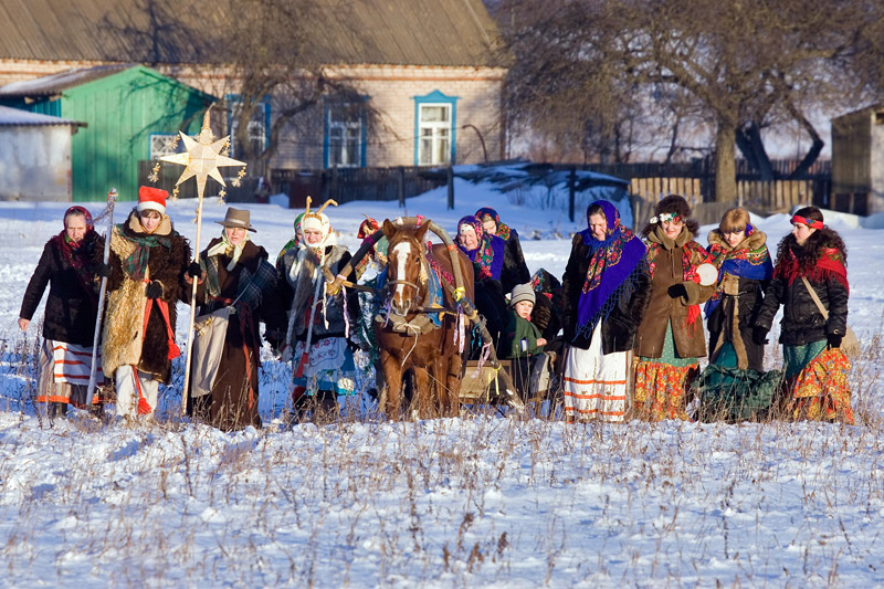 Christmas carols in the village of Zakalnoye, Lyuban district