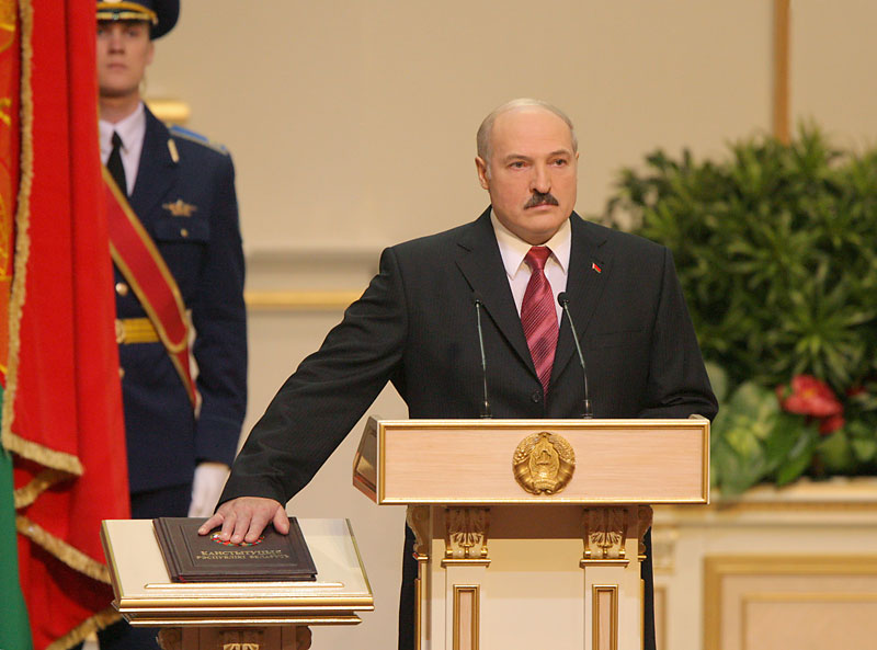 Aleksandr Lukashenko takes the oath of allegiance to the Belarusian nation