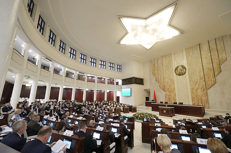 Овальный зал Дома Правительства, где проходят пленарные заседания Палаты представителей