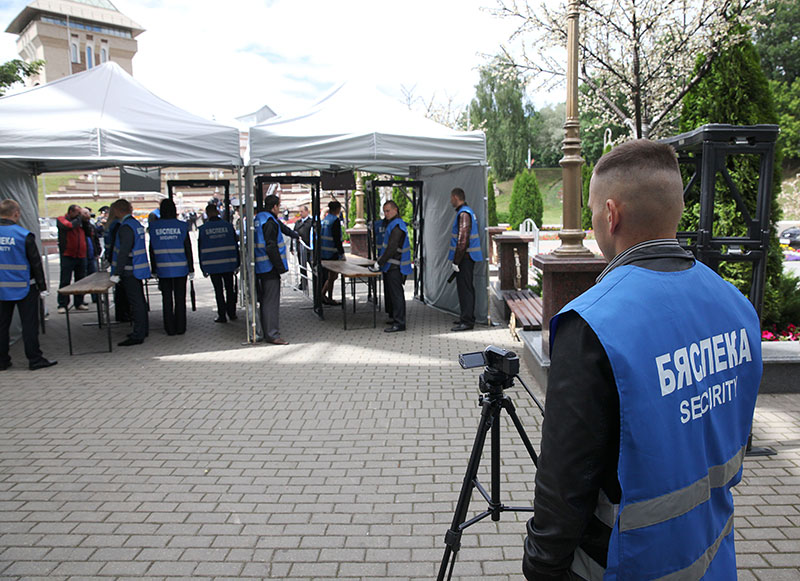 Security measures ahead of a large-scale event: viewers go through a security check