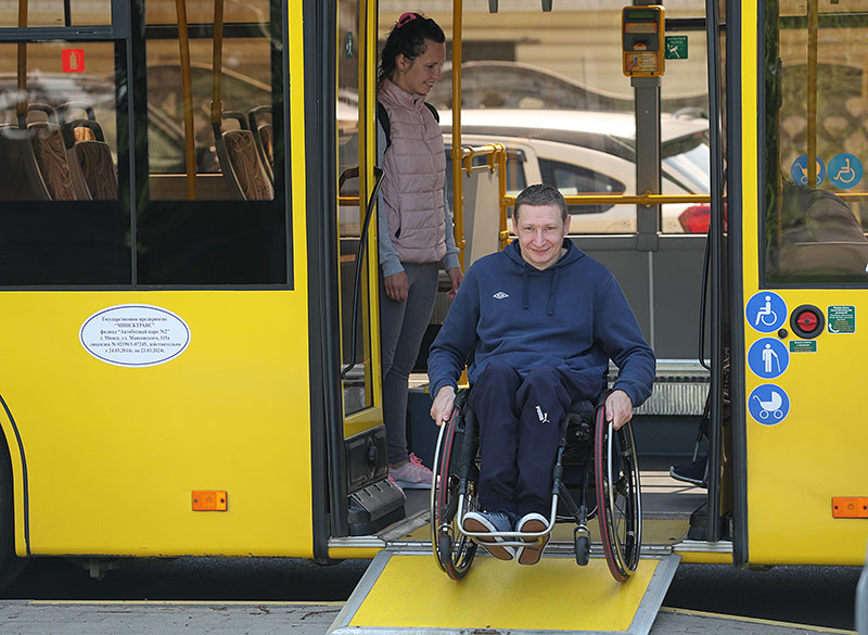 Низкопольный общественный транспорт оснащён наклонными платформами для удобства пассажиров-колясочников