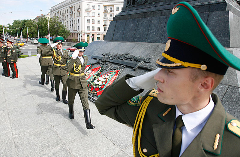Рота почетного караула на площади Победы