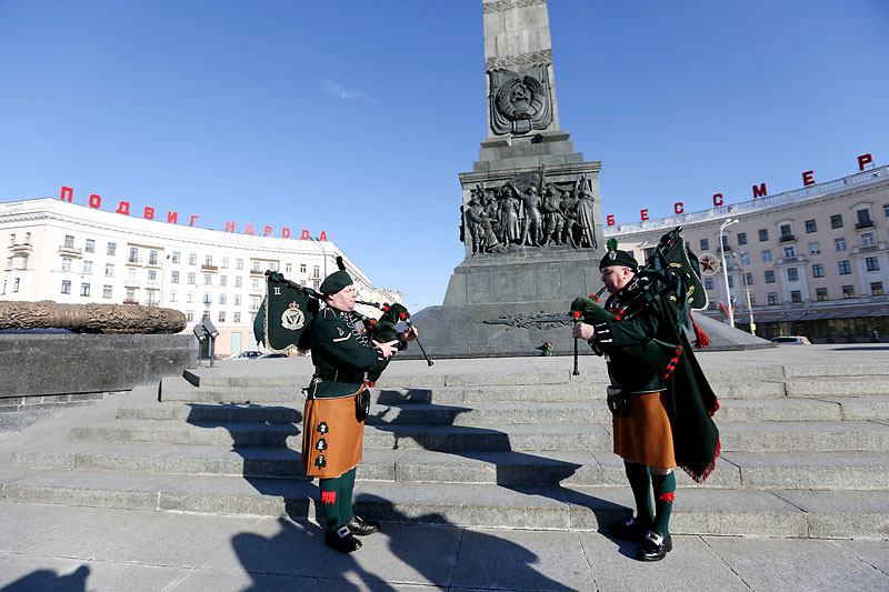 Британские волынщики у монумента Победы в Минске