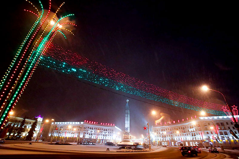 Площадь Победы в огнях новогодней иллюминации