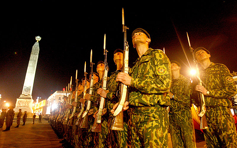 Рота почетного караула готовится к шествию в честь Дня Победы
