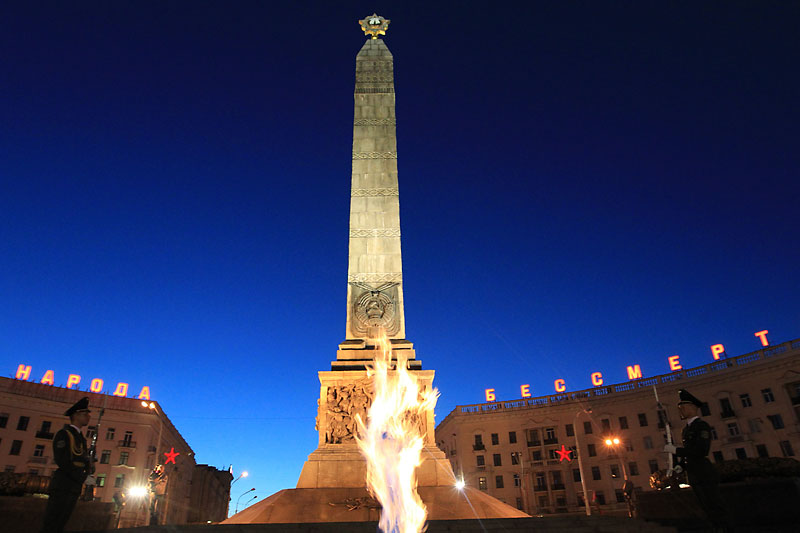 Вечный огонь у монумента Победы