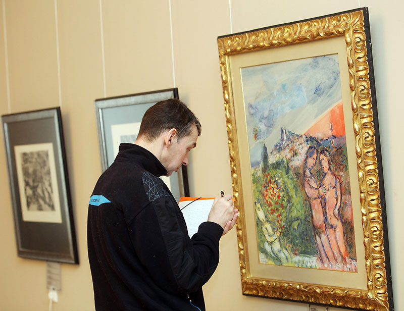 “Lovers” by Marc Chagall on display as part of the art project “Artists of the Paris School from Belarus” at the Rumyantsev-Paskevich Palace in Gomel (2013)