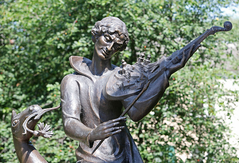 Fragment of the Chagall’s Violin sculpture in Vitebsk