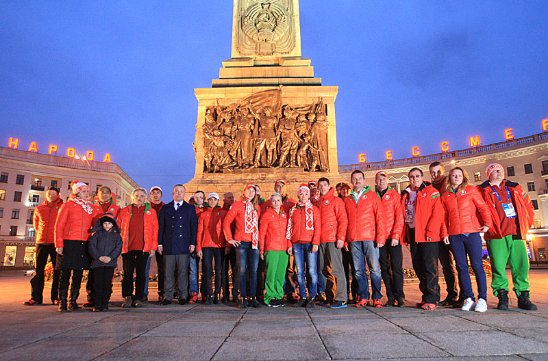 Belarusian athletes after Sochi 2014 Winter Olympics lay flowers at Victory Square