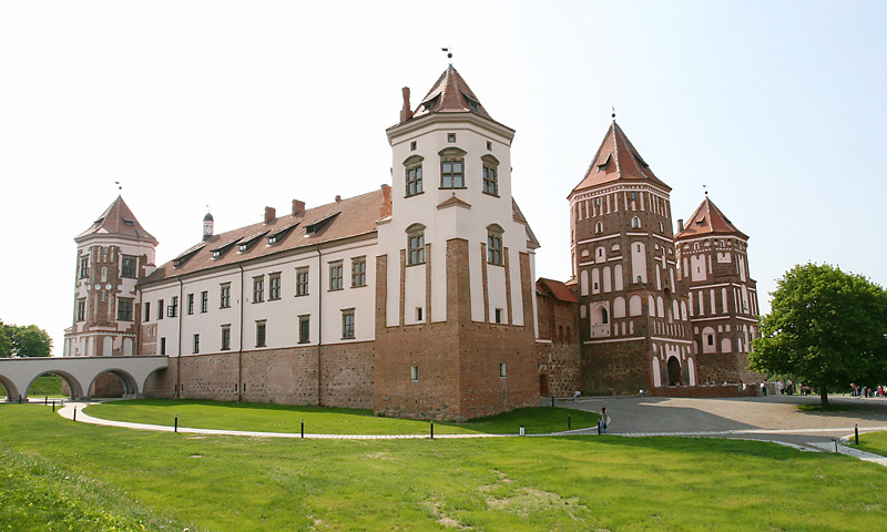 Mir Castle in spring