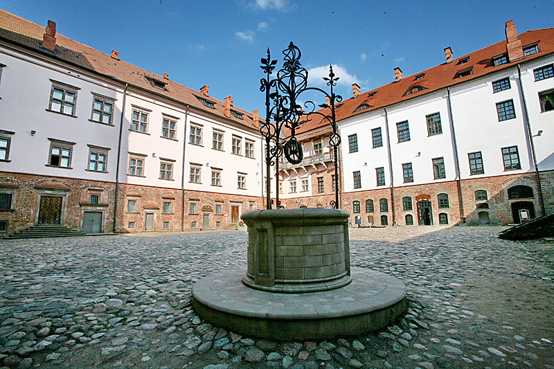 Inside the Mir Castle complex