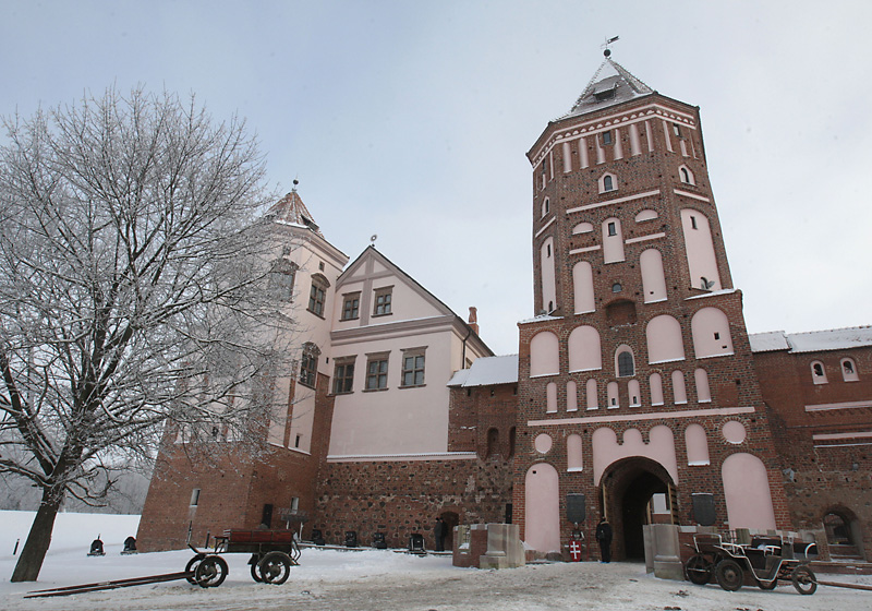 Mir Castle in winter