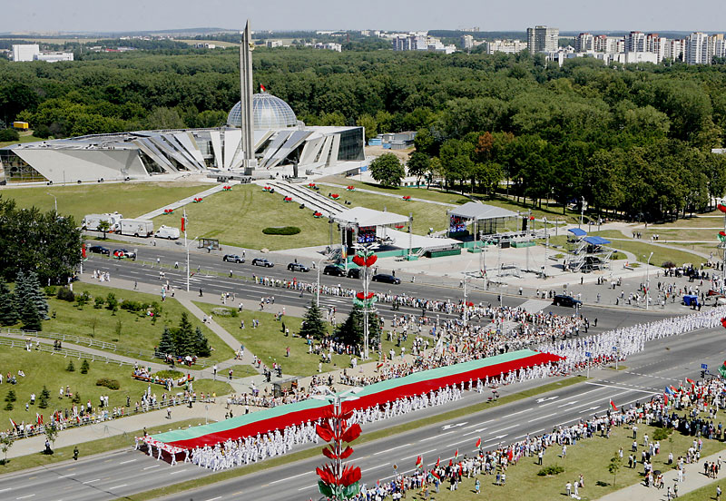 Від на праспект Пераможцаў і стэлу 