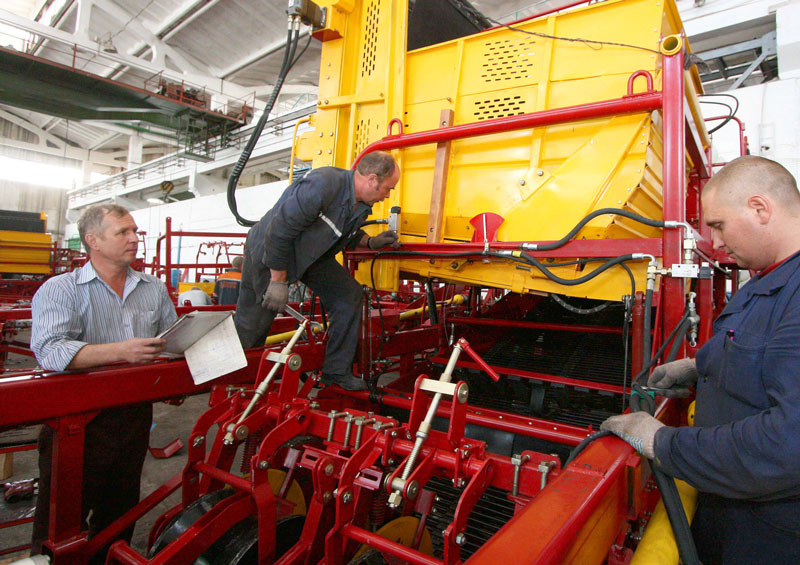 Agricultural machinery manufacturing at Gomselmash