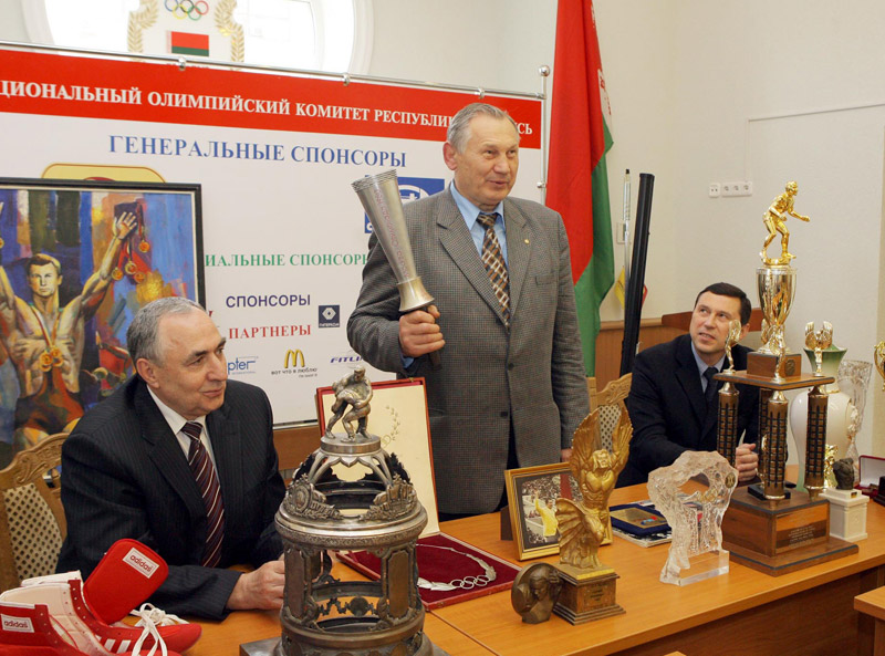 Аляксандр Мядзведзь перадае музею алімпійскай славы факел Алімпіяды-80