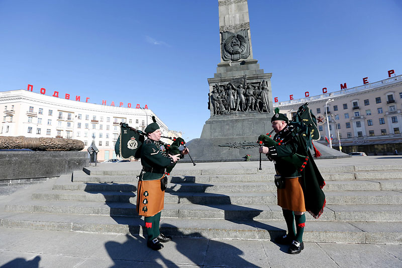 Брытанскія валыншчыкі ля манумента Перамогі ў Мінску