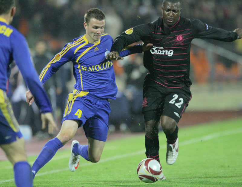 BATE vs Everton. Igor Shitov against Aiyegbeni Yakubu