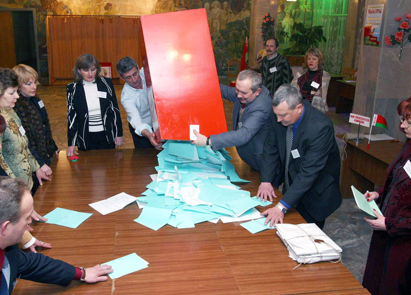 Observers are present at the opening of ballot boxes in Gomel, 2006