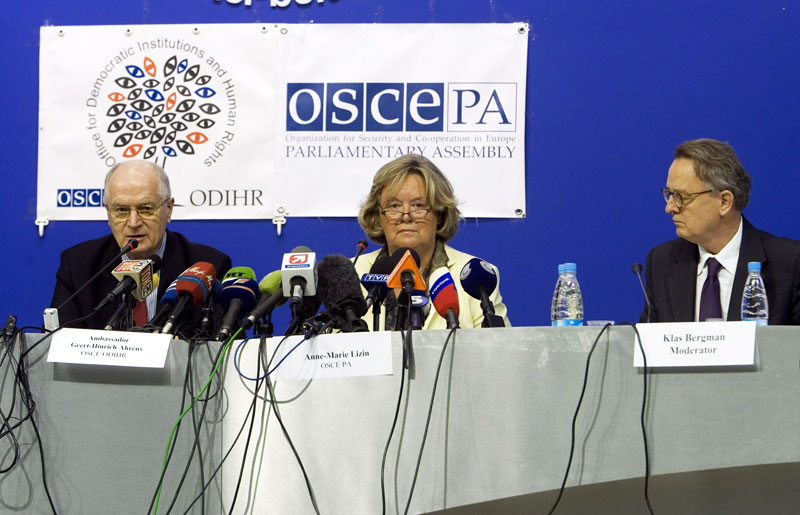 Глава миссии БДИПЧ ОБСЕ Герт Аренс, координатор краткосрочных наблюдателей миссии БДИПЧ ОБСЕ Анн-Мари Лизен на пресс-конференции в Минске, 2008