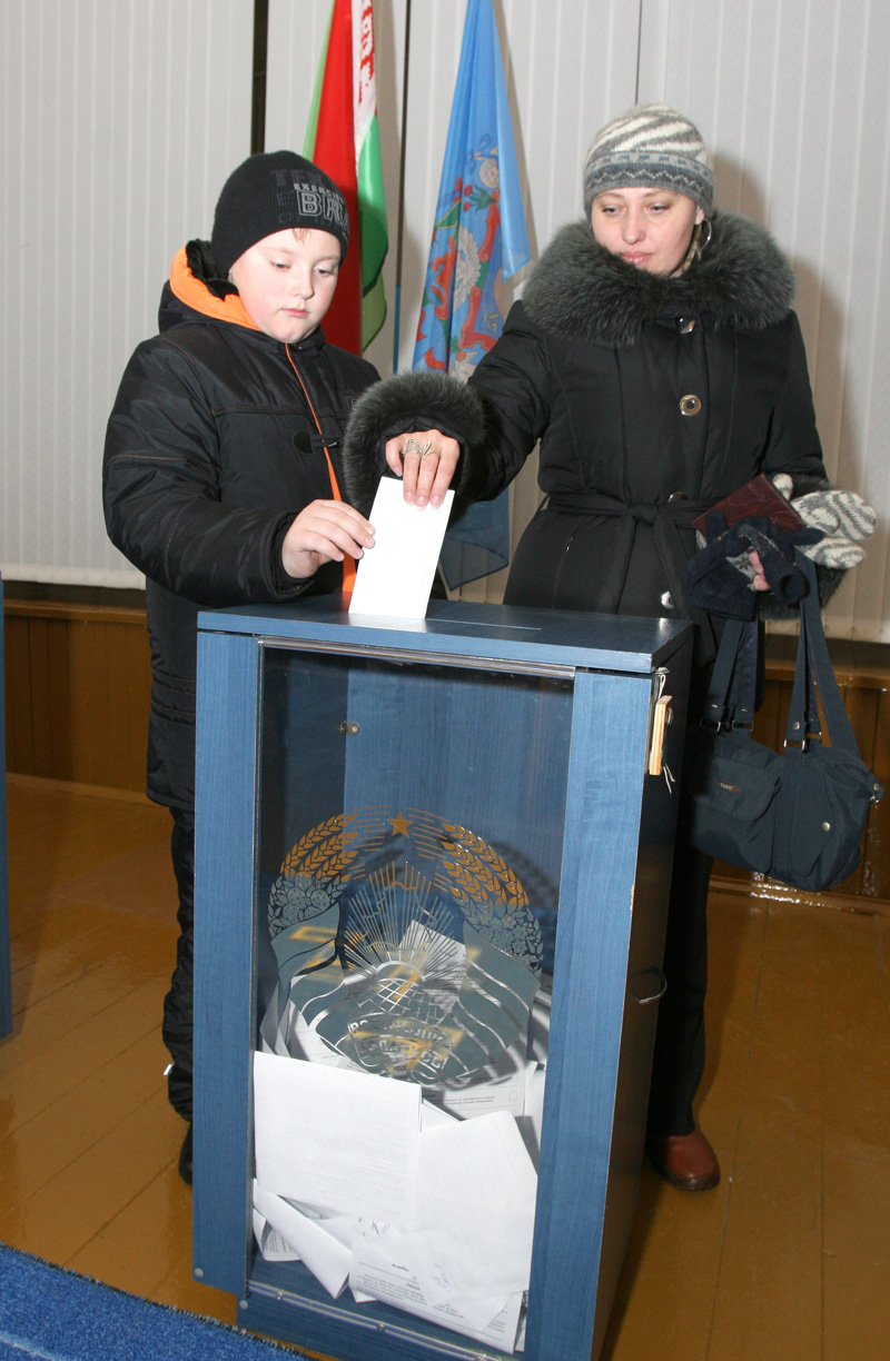 На избирательном участке в Витебске, 2010