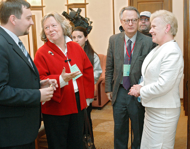 Координатор наблюдателей ОБСЕ на парламентских выборах в Беларуси Анн-Мари Лизен во время встречи с председателем ЦИК Беларуси Лидией Ермошиной, 2008