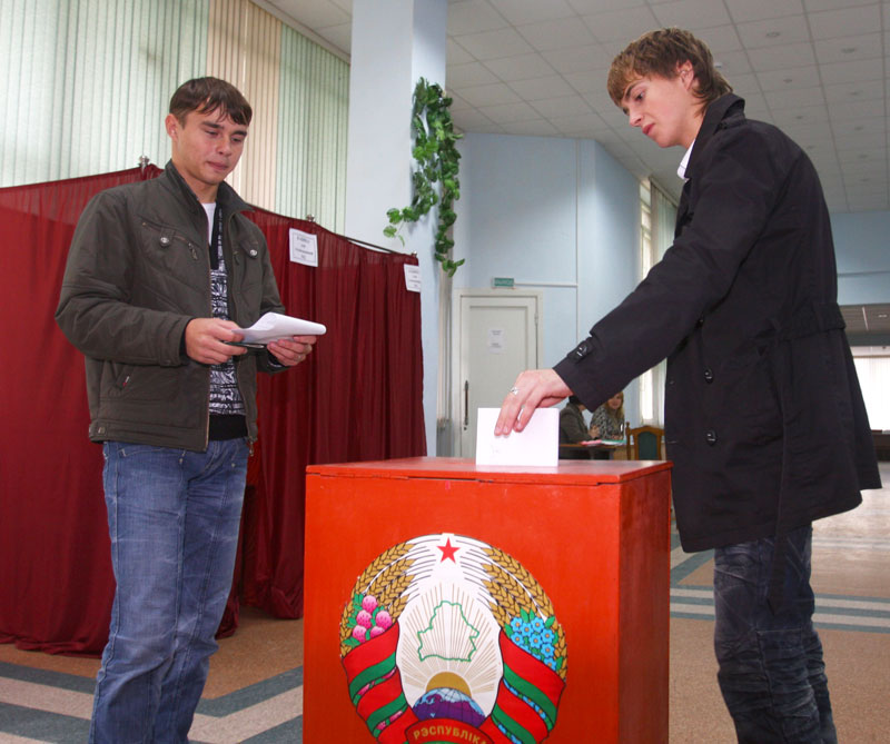 Голосуют студенты, Могилев, 2008