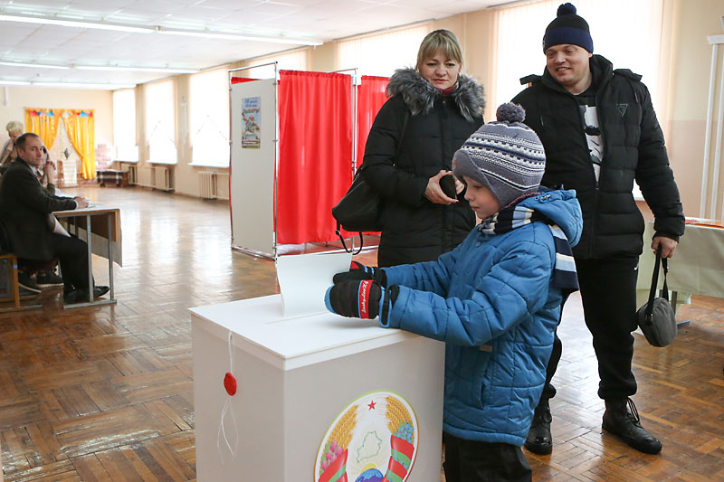 Беларуская традыцыя: хадзіць на выбары ўсёй сям'ёй і даваць магчымасць дзецям кінуць бюлетэнь ва урну