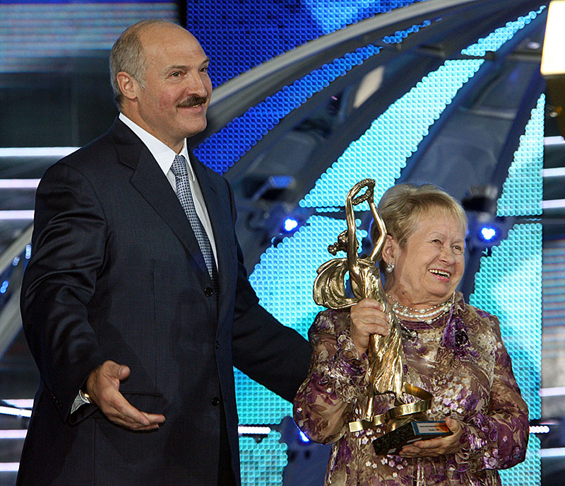 Aleksandr Lukashenko presents the special award Through Art To Peace and Understanding to Aleksandra Pakhmutova, 11 July 2008