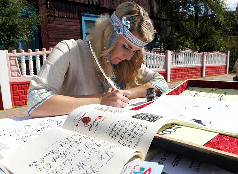 Calligraphy orkshops during Belarusian Written Language Day in Glubokoye