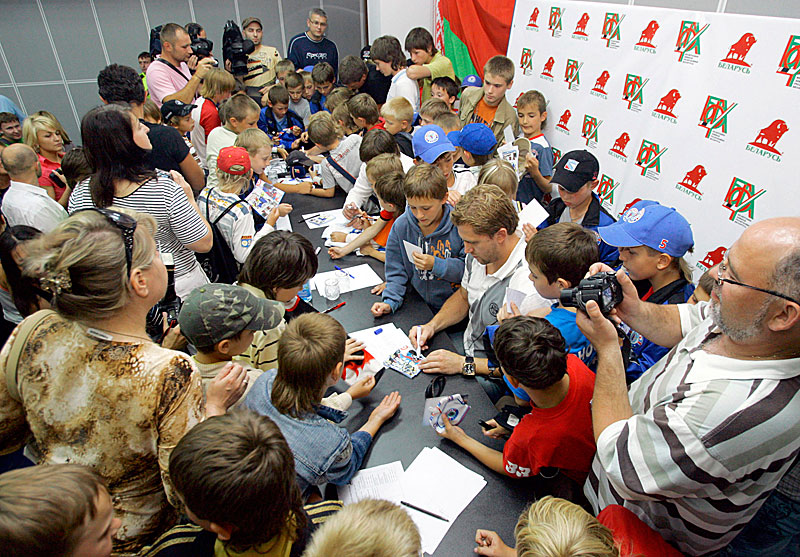 Ruslan Salei signs autographs for young hockey players