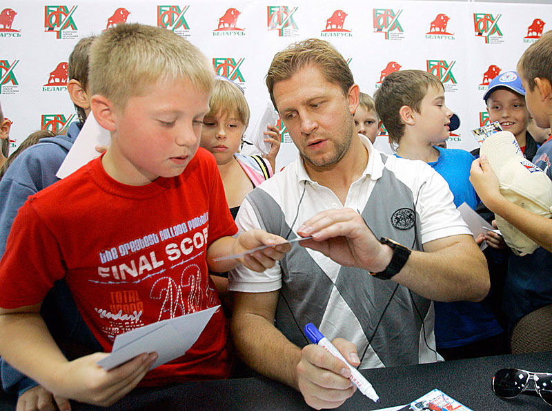 Ruslan Salei with young hockey players and fans in Minsk