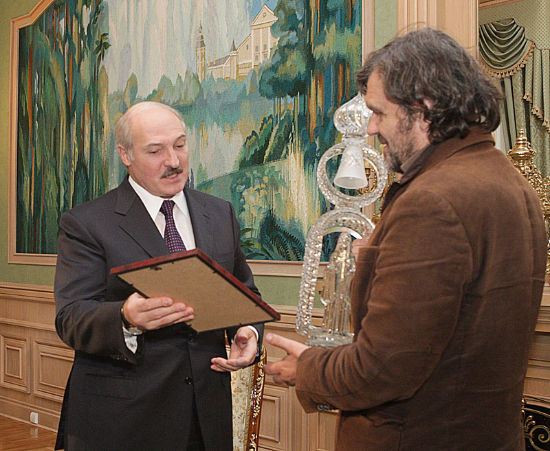 Президент Беларуси Александр Лукашенко вручает знаменитому сербскому режиссеру Эмиру Кустурице специальный приз 
