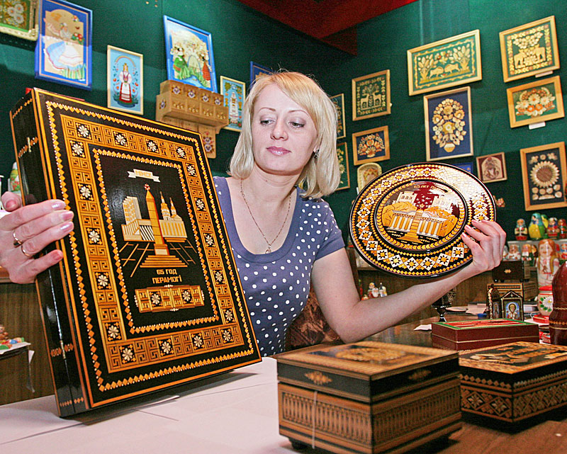 Inlaid straw boxes and pictures are wonderful souvenirs from Belarus