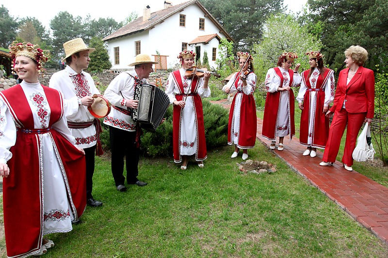 Гасцей сустракаюць у аграсядзібе 