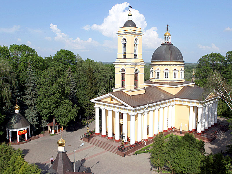 Собор Св. Петра и Павла в дворцово-парковом ансамбле