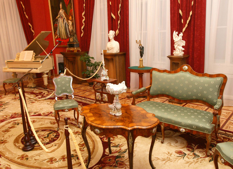 Interior decor of Red Living Room at the the Gomel Palace