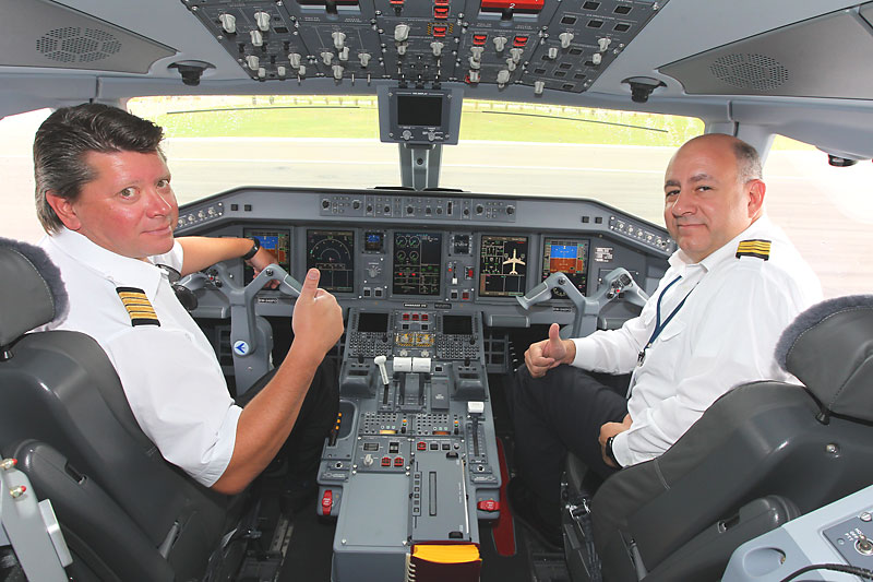 У кабіне пілотаў самалёта Embraer-175 авіякампаніі 