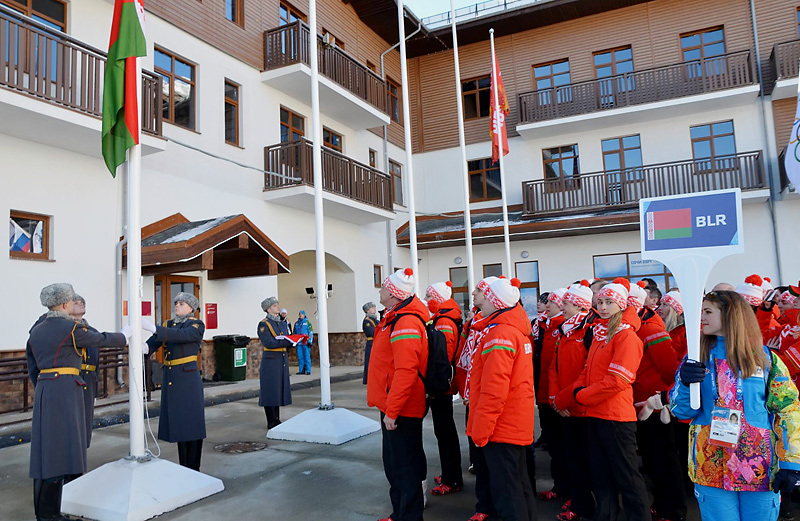 Флаг Беларуси поднят в Олимпийской деревне в Сочи