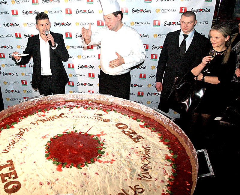 Teo presents a gigantic 100kg cheesecake