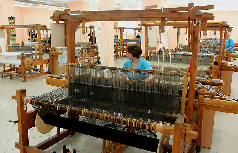 Manned wooden machine-tools in Slutsk make beautiful Belarusian towels and tablecloths