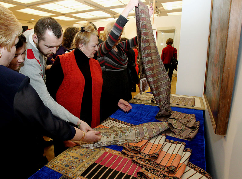 Modern Slutsk belts, the copies of historical relics