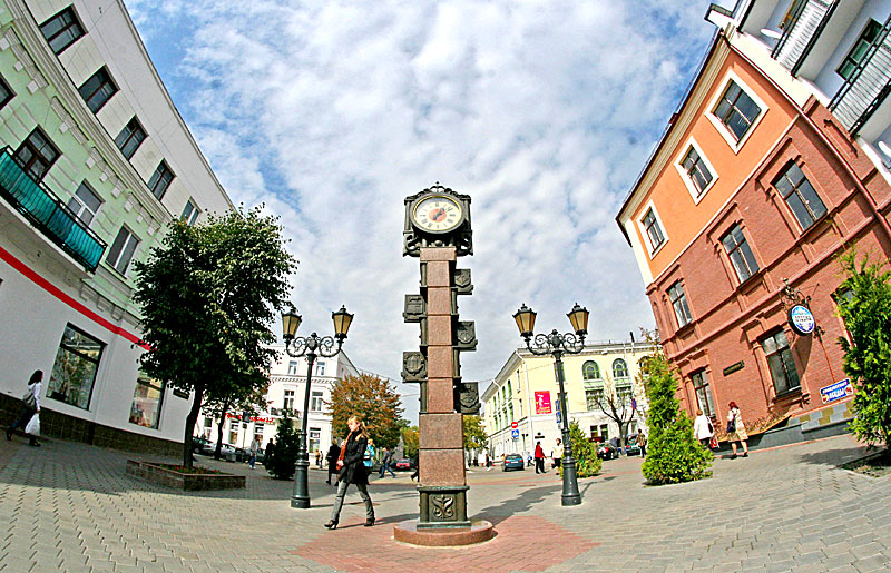 Атмосферные часы с городской геральдикой в Бресте