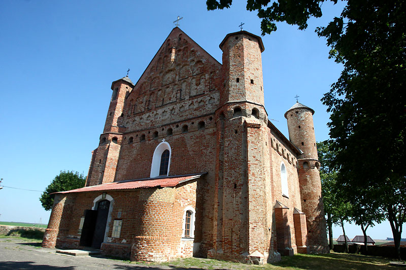 Храм-крэпасць у вёсцы Сынкавічы - помнік архітэктуры XVI стагоддзя, унесены ў папярэдні Спіс сусветнай спадчыны ЮНЕСКА