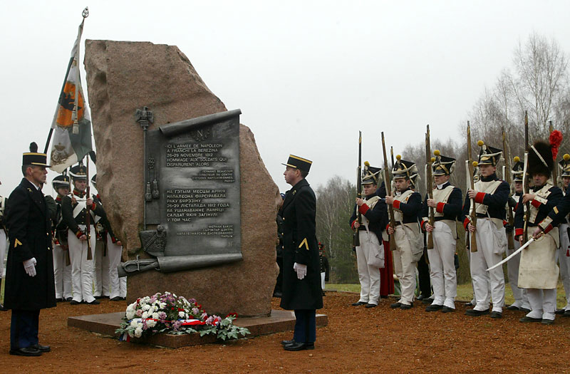 Памятник в честь погибших солдат армии Наполеона, сооруженный в 1997 г. с участием директора 