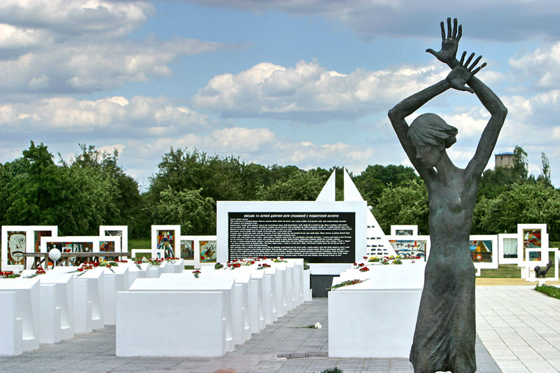 日洛宾区为纪念在战争中和切尔诺贝利核灾难中受害儿童建立的纪念碑