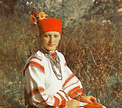 头戴节日帽子的白俄女孩