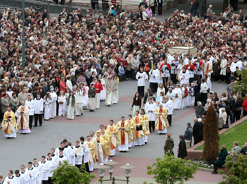 在格罗德诺力举行信徒游行活动庆祝基督圣体圣血节