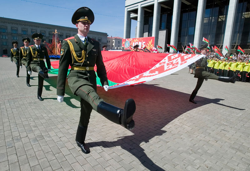 在明斯克举行“我为祖国骄傲”活动庆祝白俄罗斯国旗国徽日。